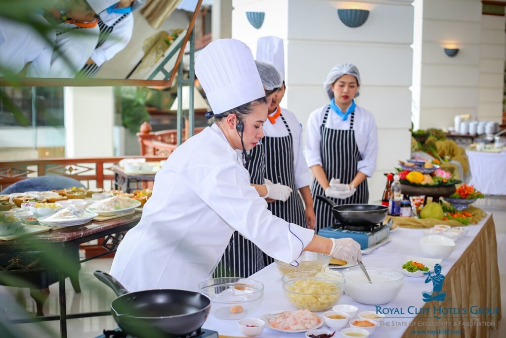 โรงเรียนสอนทำอาหารไทยหน้าผา ณ โรงแรม 5 ดาวพัทยา
