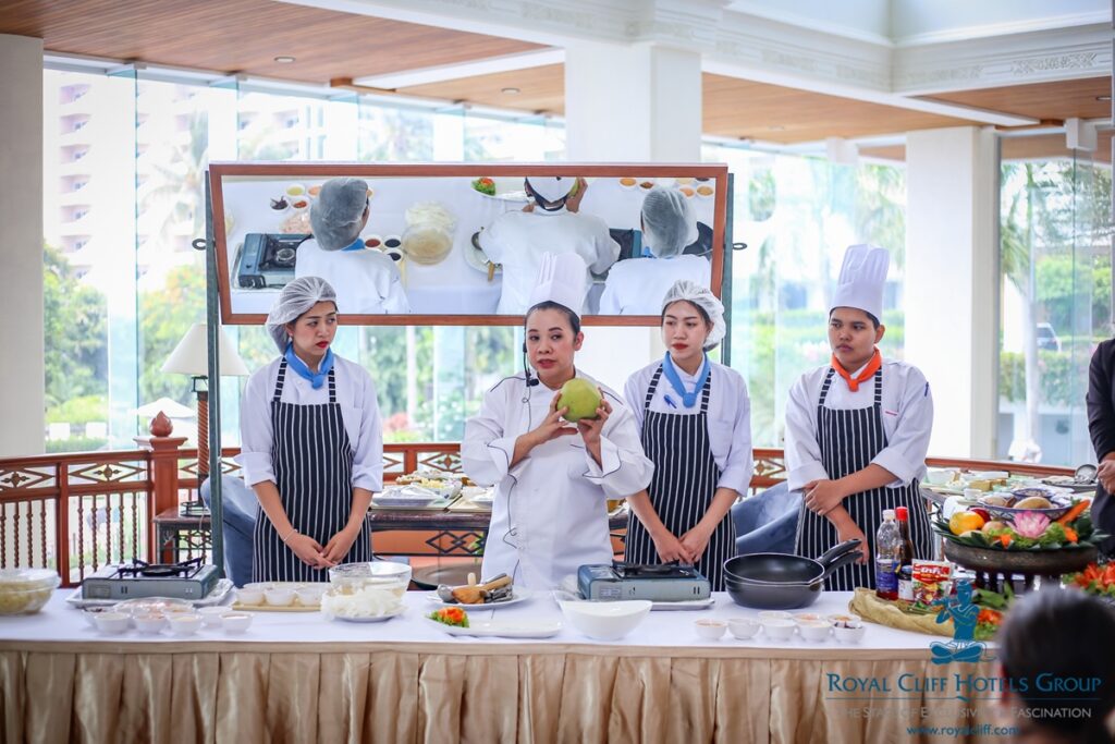 โรงเรียนสอนทำอาหารไทยหน้าผาที่โรงแรมพัทยาวิวทะเล