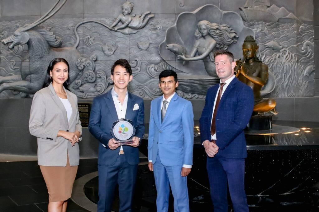 ร่วมถ่ายภาพกับรางวัลที่รับรองมาตรฐานการบริหารการจัดงานอย่างยั่งยืนประเทศไทย (TSEMS) จากทีเส็บ