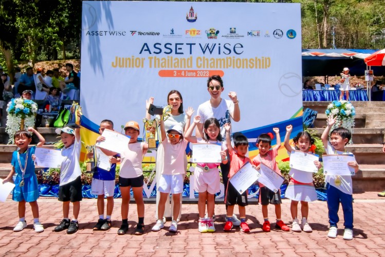 ร่วมฉลองความสำเร็จกับผู้เล่นในงานเทนนิสพั่ทยา