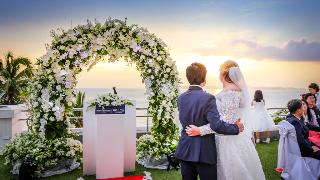 คู่รักในพิธีแต่งงานแบบคริสต์