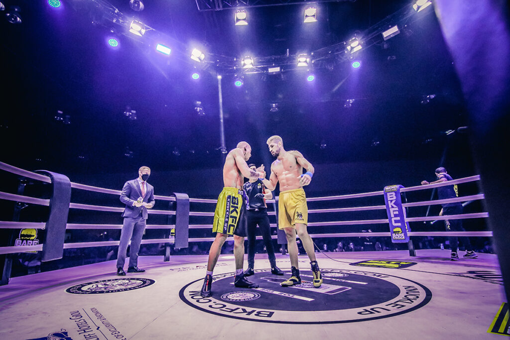 การยืนประชันหน้ากันระหว่างนักชกก่อนเริ่มศึกมวยมือเปล่า BKFC