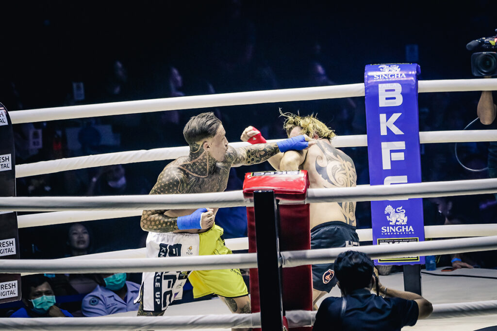 การชกอย่างดุเดือนบนสังเวียน BKFC