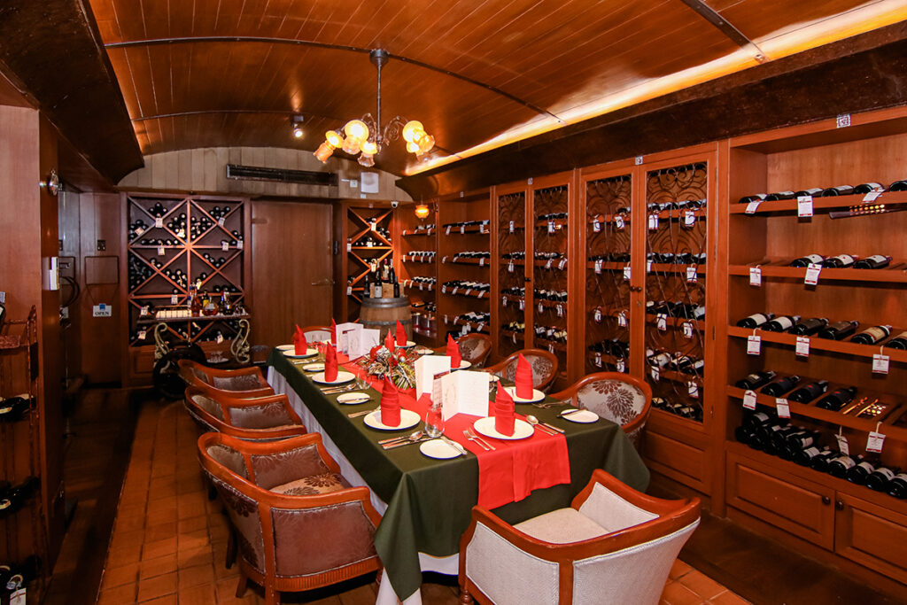 คริสต์มาสดินเนอร์ 2023 ณ ห้องอาหาร Royal Grill Room and Wine Cellar
