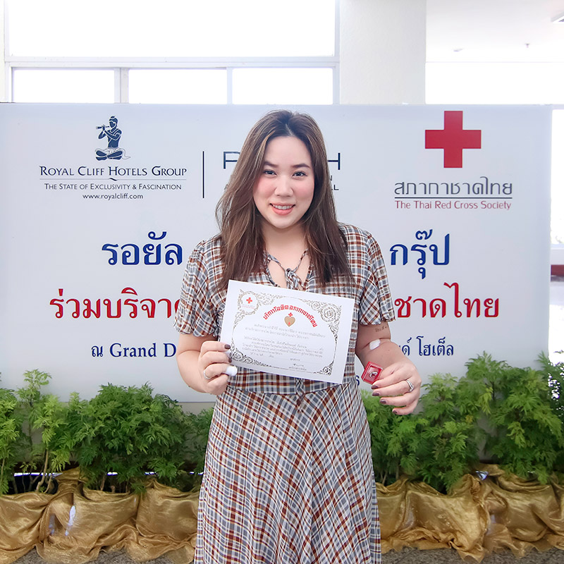 royal cliff employee with blood donation certificate