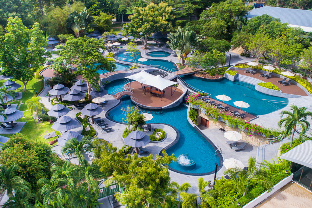สระว่ายน้ำ ณ โรงแรมพัทยาของเรา