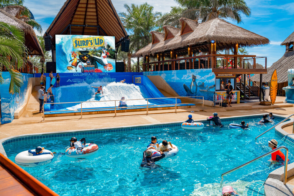 โต้คลื่นจำลองที่โซน Surf's Up