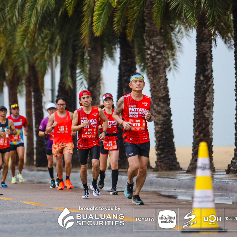marathon runners at pattaya beach
