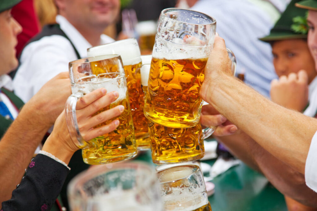 เฉลิมฉลองเทศกาล oktoberfest 2024 ด้วยเบียร์เยอรมัน