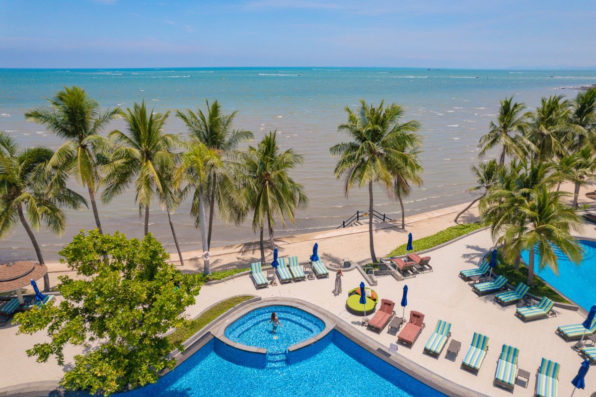pool and private beach at luxury pattaya hotel