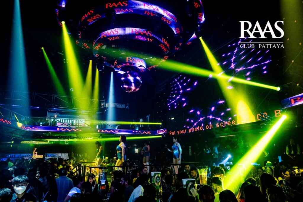 ผับที่เต็มไปด้วยผู้คนที่ RAAS pattaya