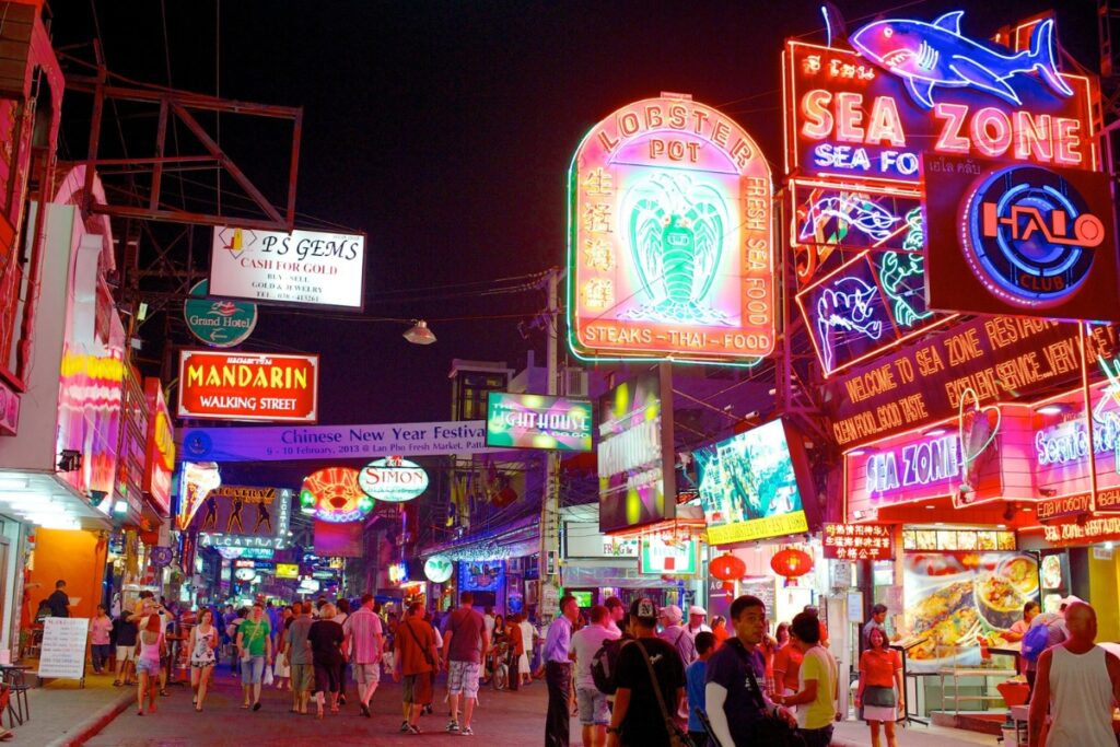 Walking Street พัทยา ที่มีผู้คนคึกคัก