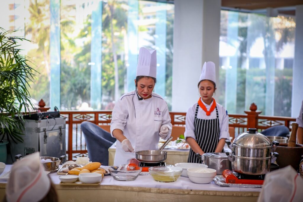 เชฟที่ได้รับรางวัลสอนวิธีทำอาหารไทยใน คอร์สเรียนทำอาหารไทยในพัทยา