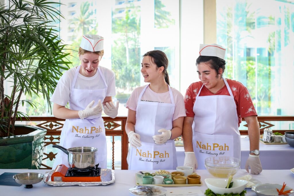นักเรียนเรียนรู้วิธีทำต้มยำกุ้งในคอร์สเรียนทำอาหารไทยในพัทยา