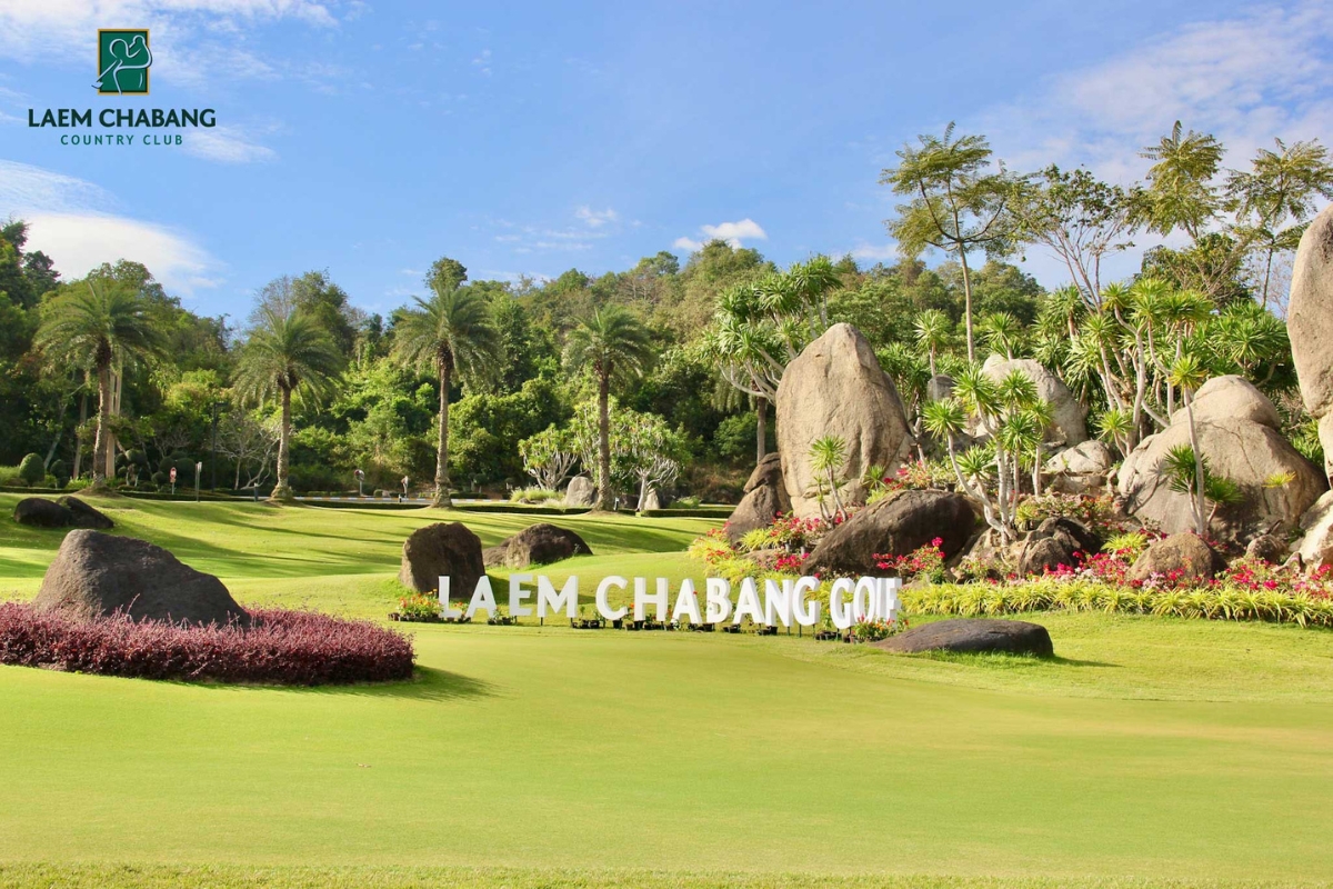 สนามกอล์ฟแหลมฉบัง ป้ายด้านหน้าพร้อมวิวสวยงาม