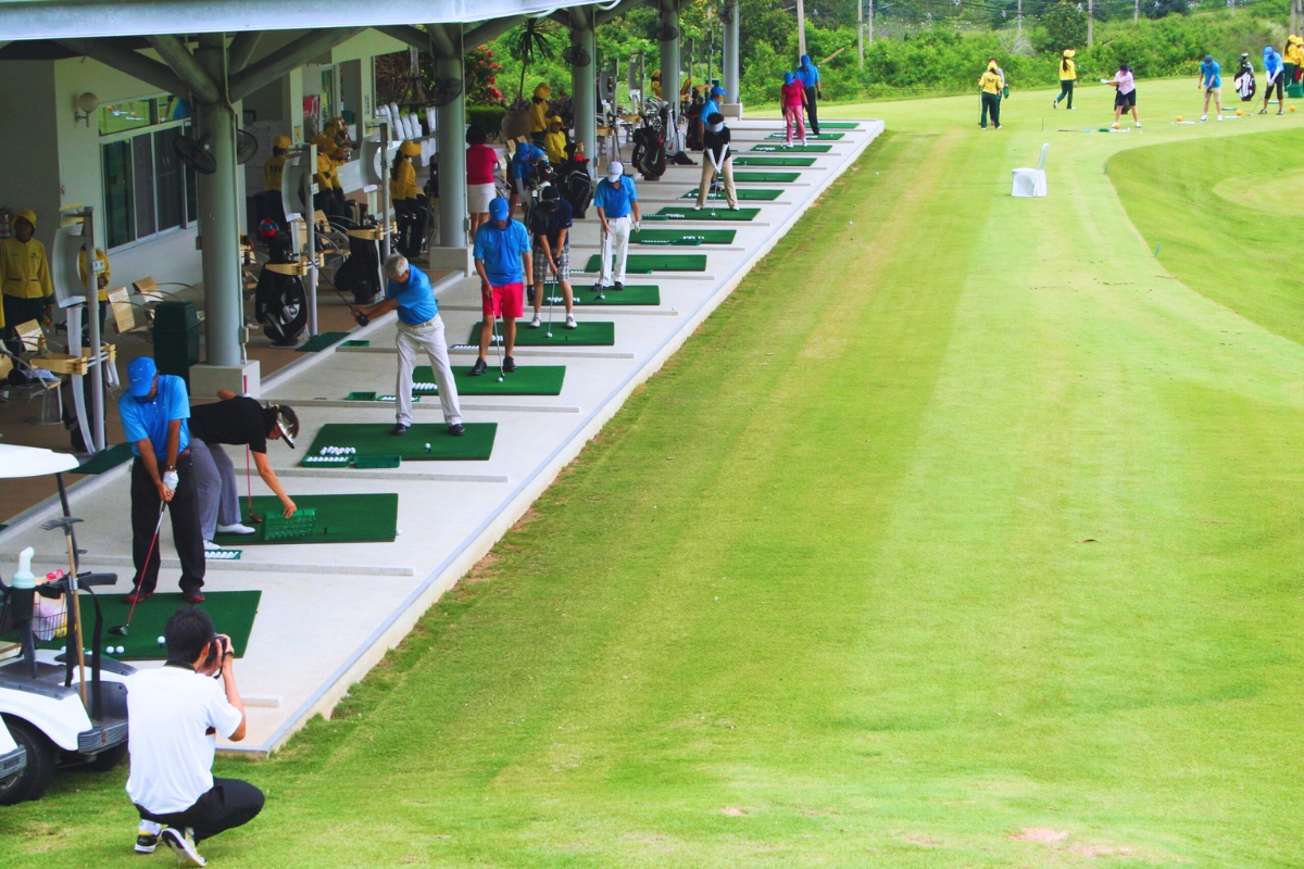 บริเวณสนามฝึกซ้อมที่สโมสร สนามกอล์ฟแหลมฉบังในพัทยา