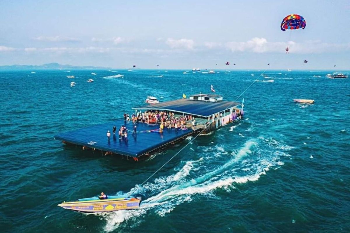 platform for parasailing in pattaya
