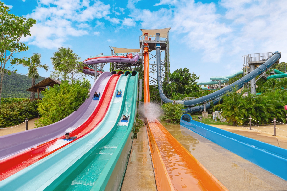 competitive waterslide at ramayana waterpark