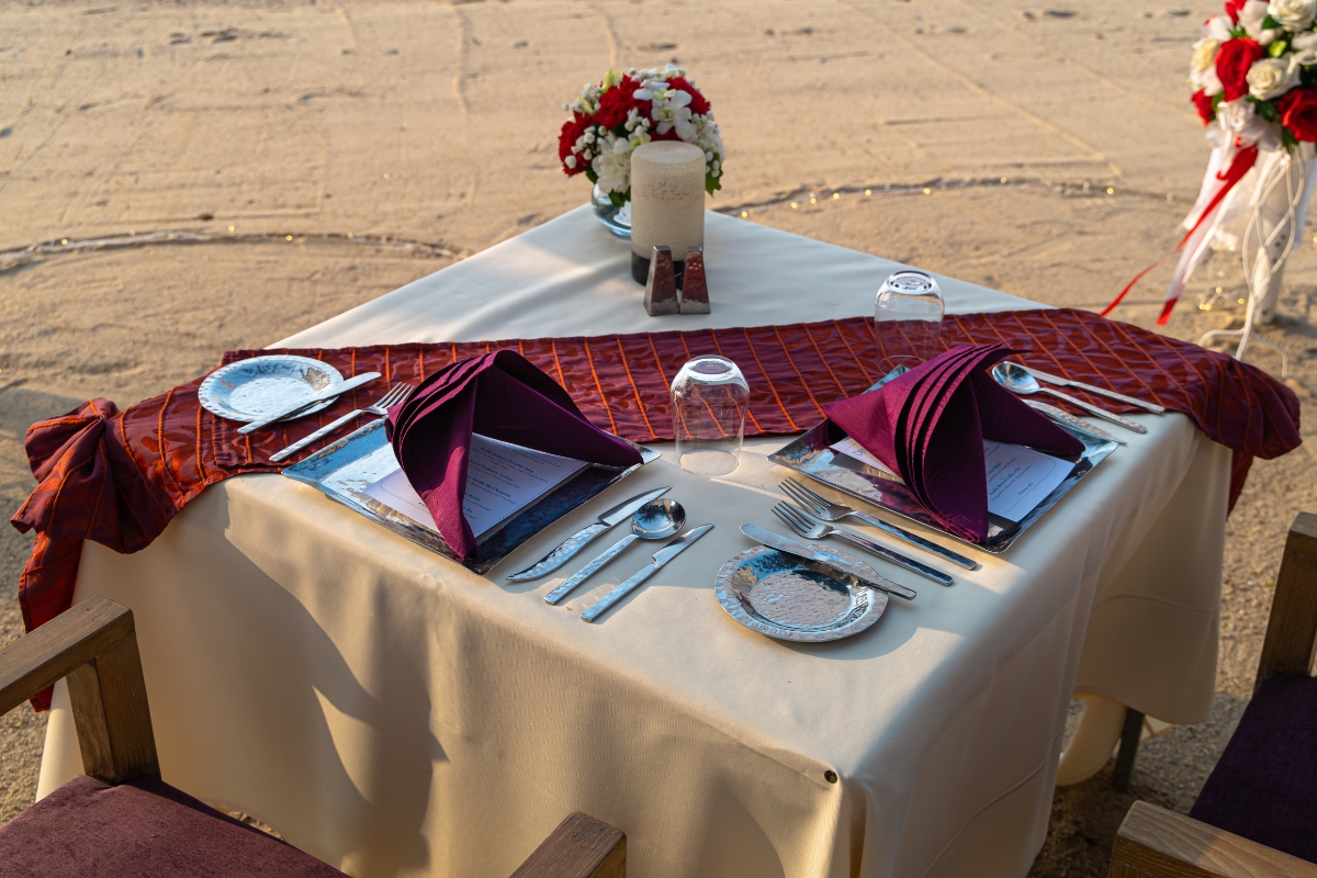 napkin folding for private beach dinner in pattaya